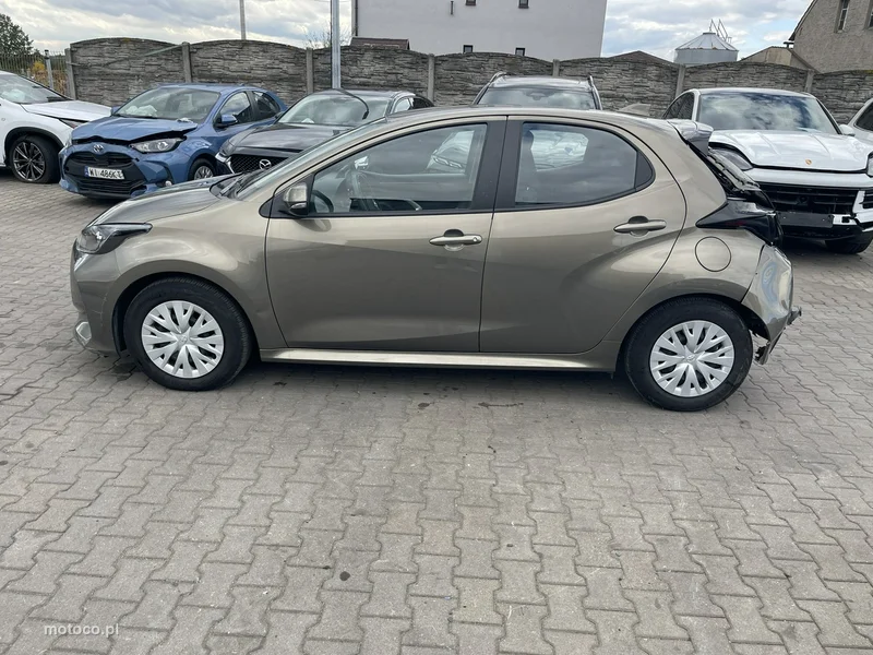 Toyota Yaris XP210 6