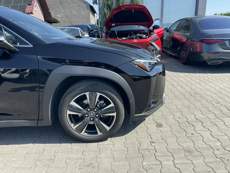 Lexus UX 9