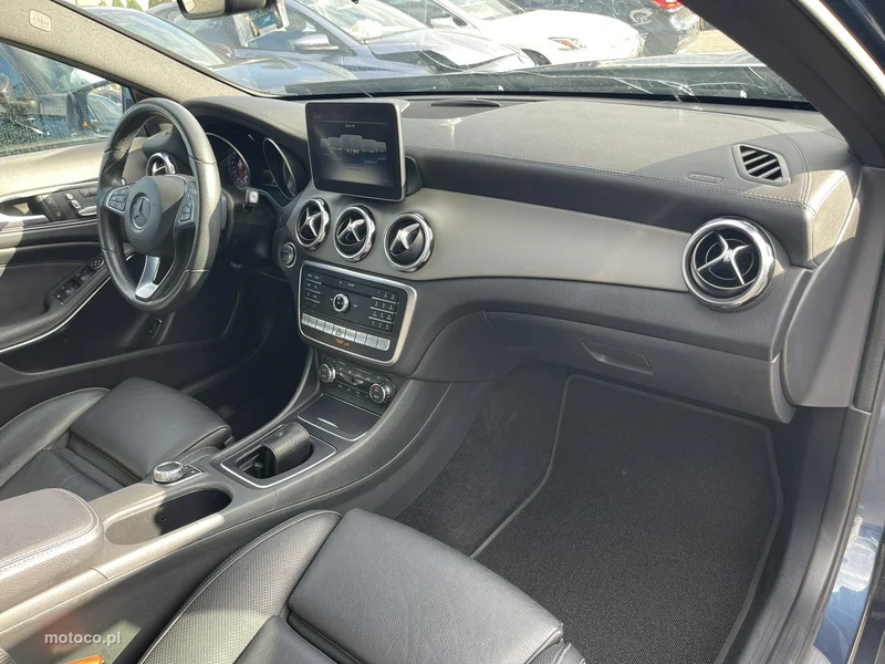 Mercedes-Benz GLA X156 200 8
