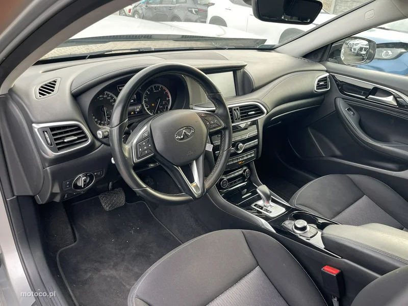 Infiniti Q30 8