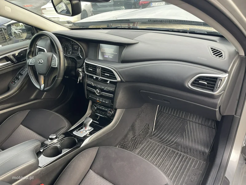 Infiniti Q30 10