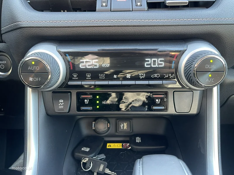 Toyota RAV 4 XA50 12
