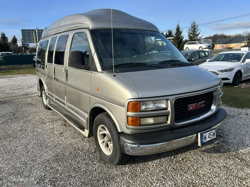 GMC Savana 3