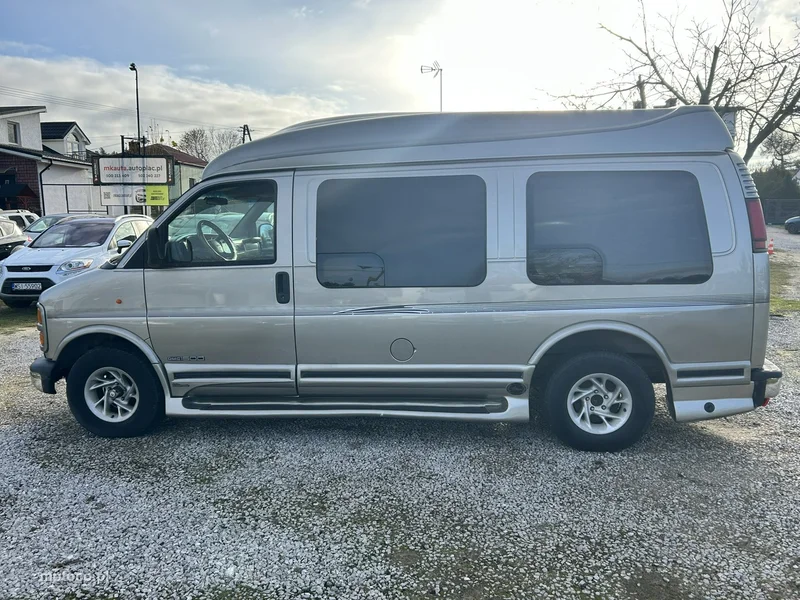 GMC Savana 8