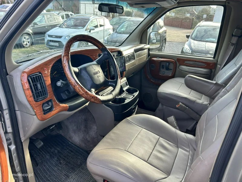 GMC Savana 9