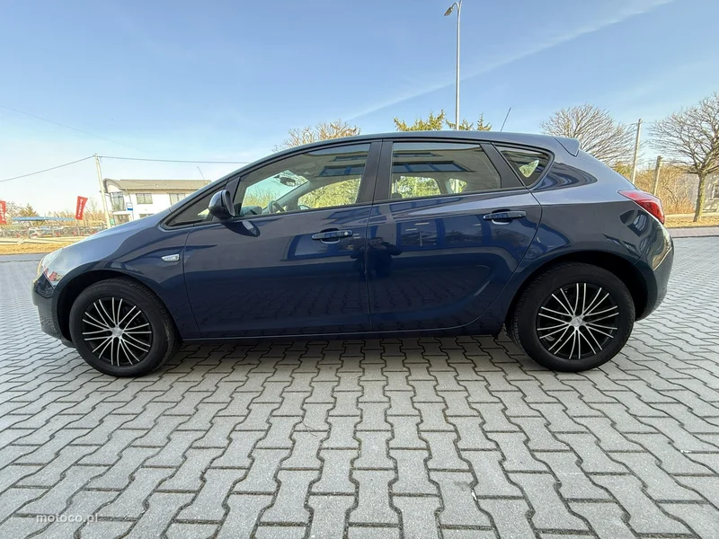 Opel Astra J 9