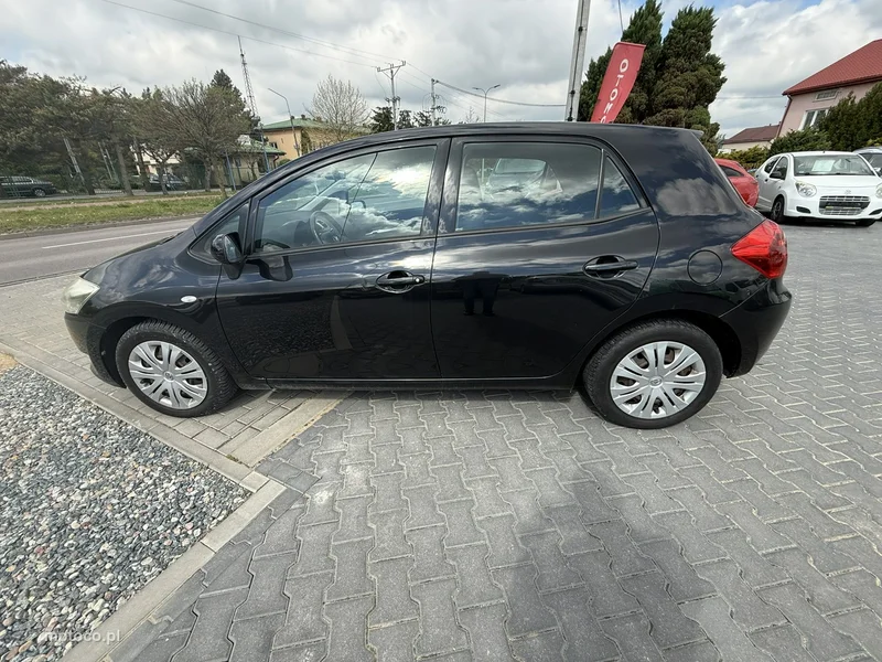 Toyota Auris E150 11