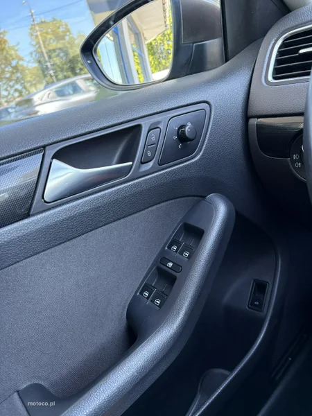 Volkswagen Jetta VI 23