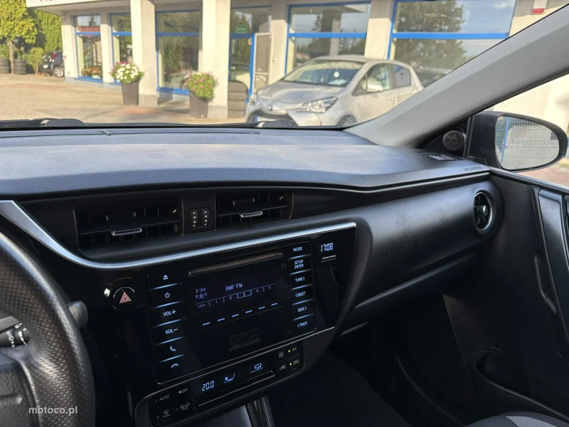 Toyota Auris E180 11