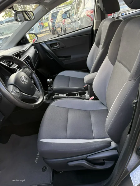 Toyota Auris E180 12