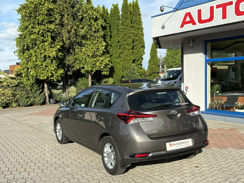 Toyota Auris E180 6