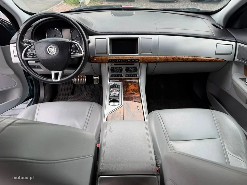 Jaguar XF 28