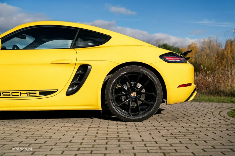 Porsche 718 Cayman 12