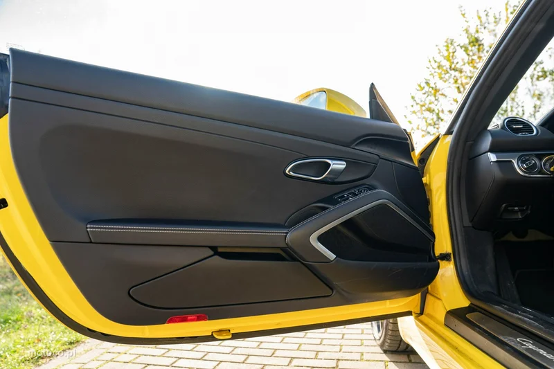 Porsche 718 Cayman 21