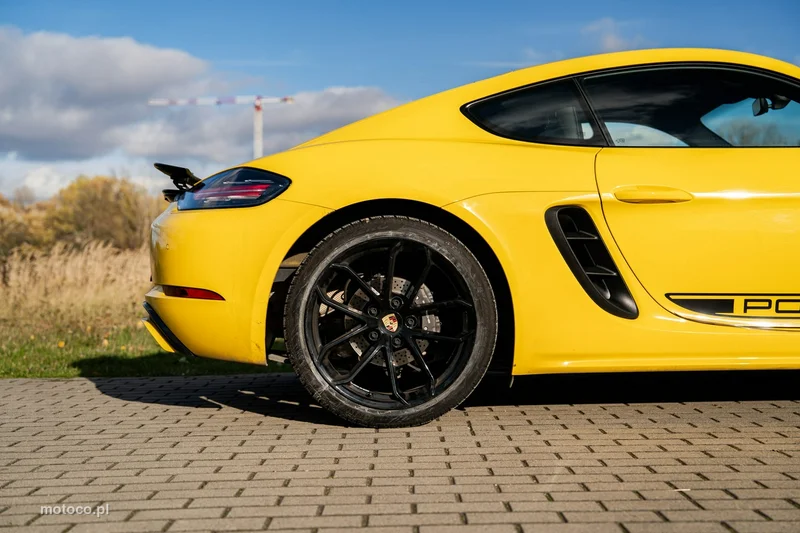 Porsche 718 Cayman 8