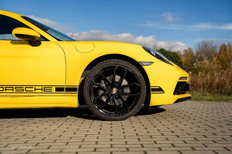 Porsche 718 Cayman 9