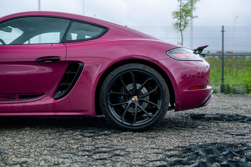 Porsche 718 Cayman 11