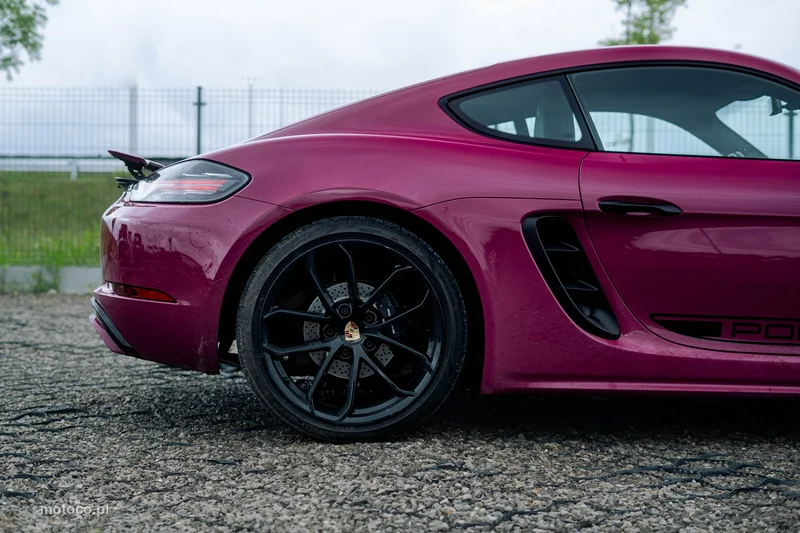 Porsche 718 Cayman 9