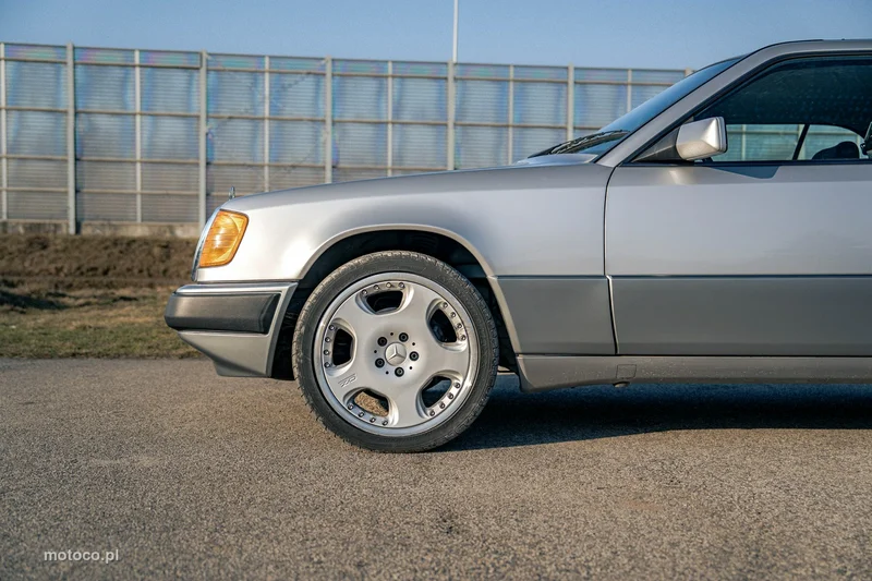 Mercedes-Benz Klasa E W124 E 320 11