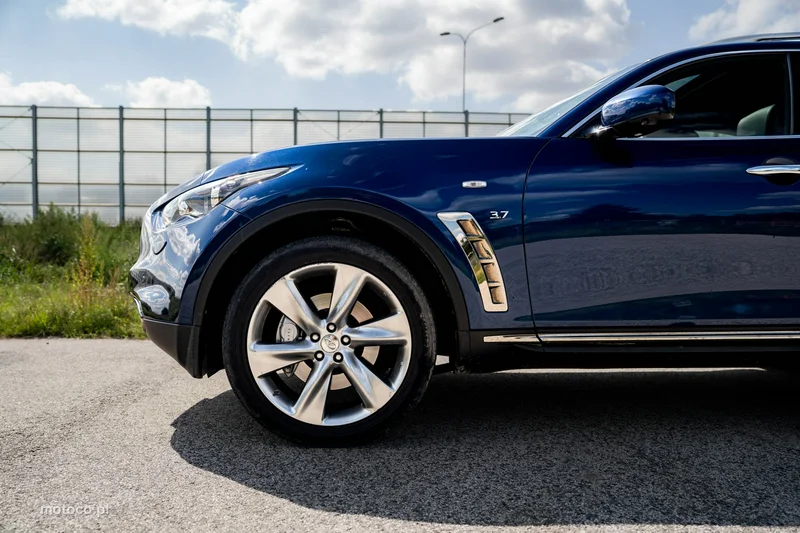 Infiniti QX70 11