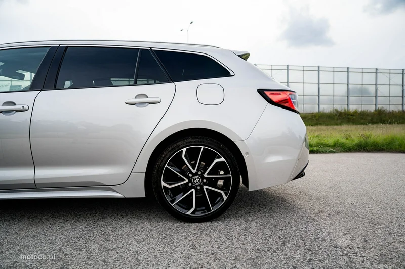 Toyota Corolla E210 12