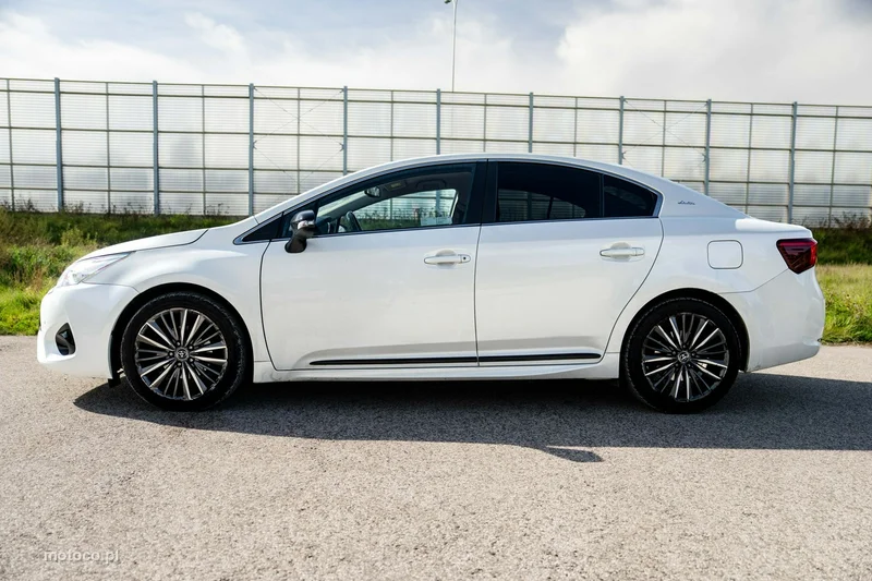 Toyota Avensis T27 11