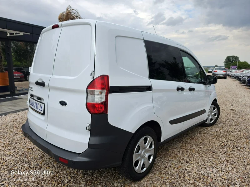 Ford Transit Courier 10