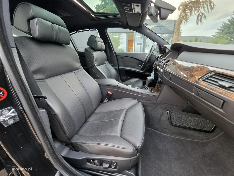 BMW Seria 5 E60 550 32