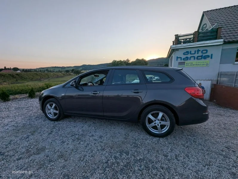 Opel Astra Sports Tourer 12