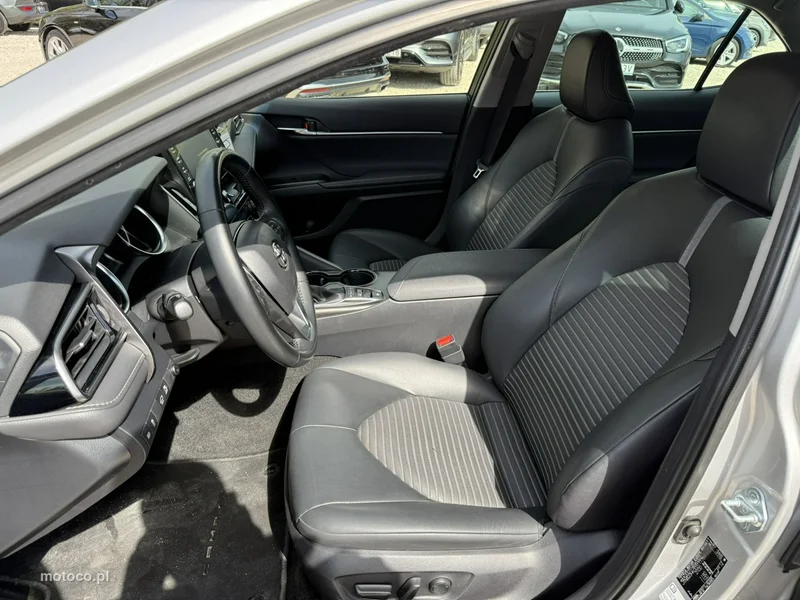 Toyota Camry XV70 17