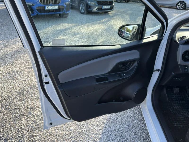 Toyota Yaris XP130 12