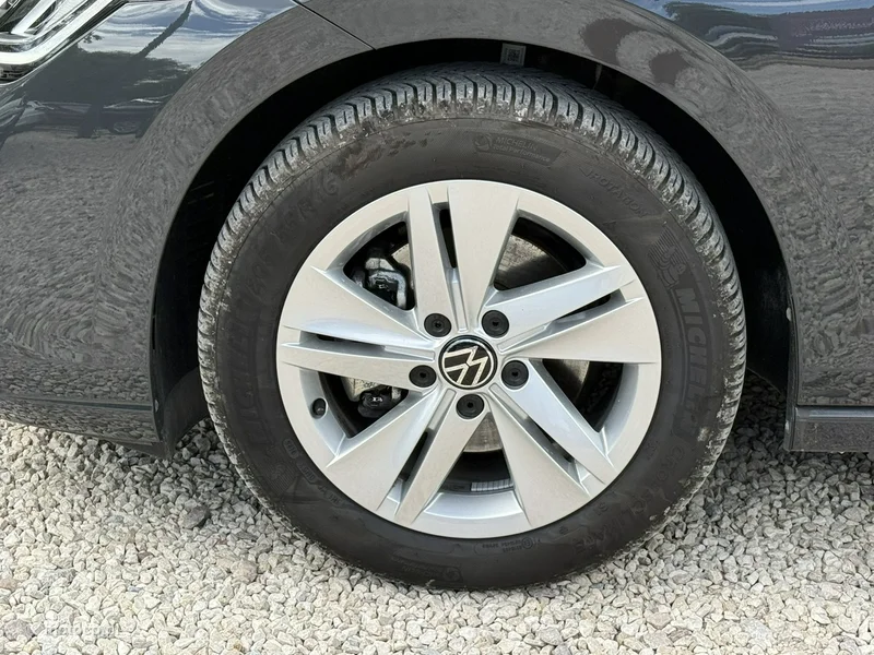 Volkswagen Golf VIII 9