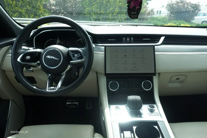 Jaguar F-Pace 11