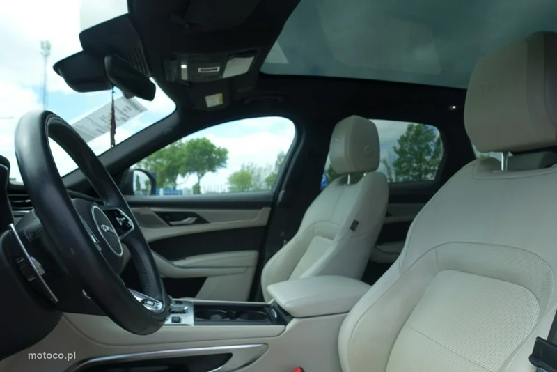 Jaguar F-Pace 12
