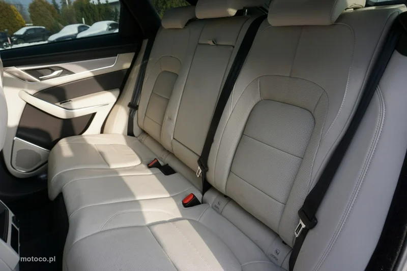 Jaguar F-Pace 19