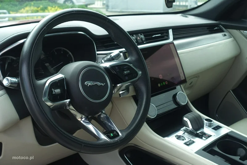 Jaguar F-Pace 9