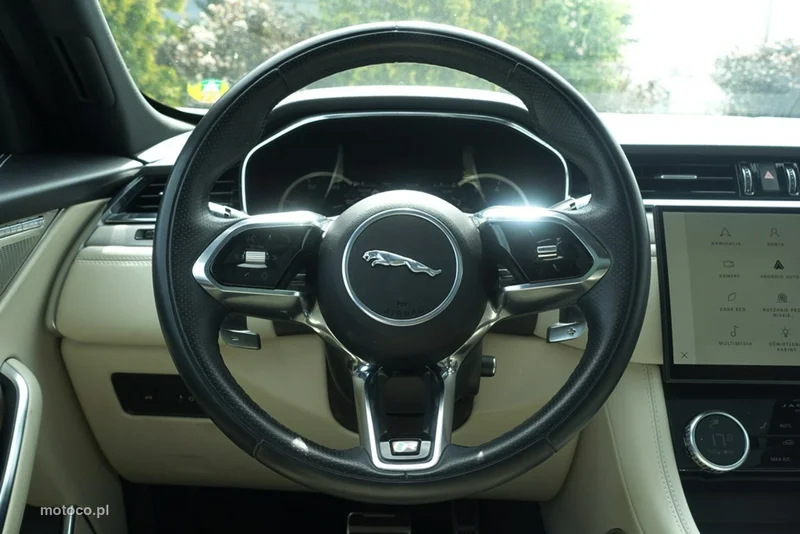 Jaguar F-Pace 10