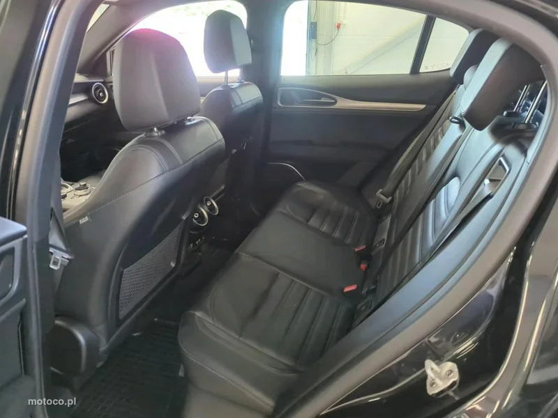 Alfa Romeo Stelvio 8