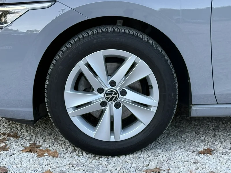 Volkswagen Golf VIII 9