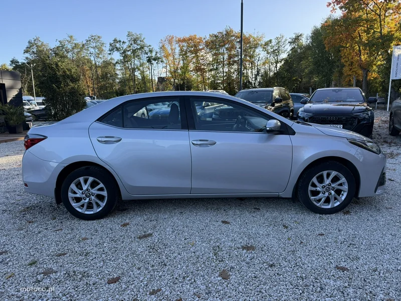 Toyota Corolla E210 15