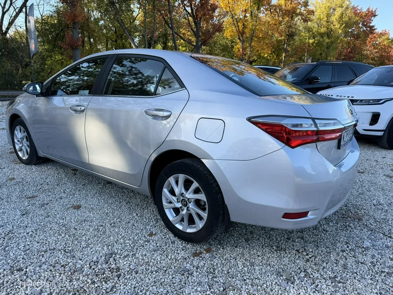 Toyota Corolla E210 5