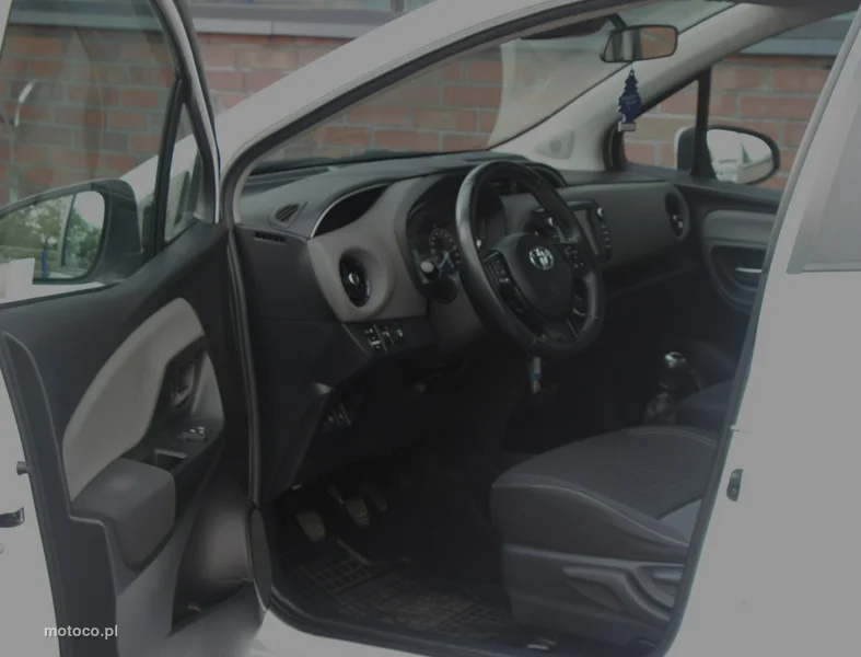 Toyota Yaris XP130 12