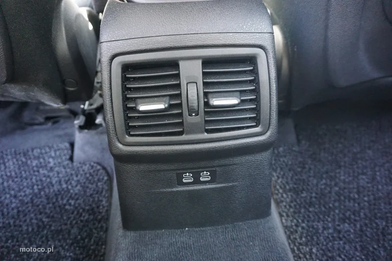 BMW X1 F48 13