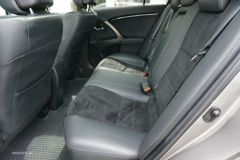 Toyota Avensis T27 16