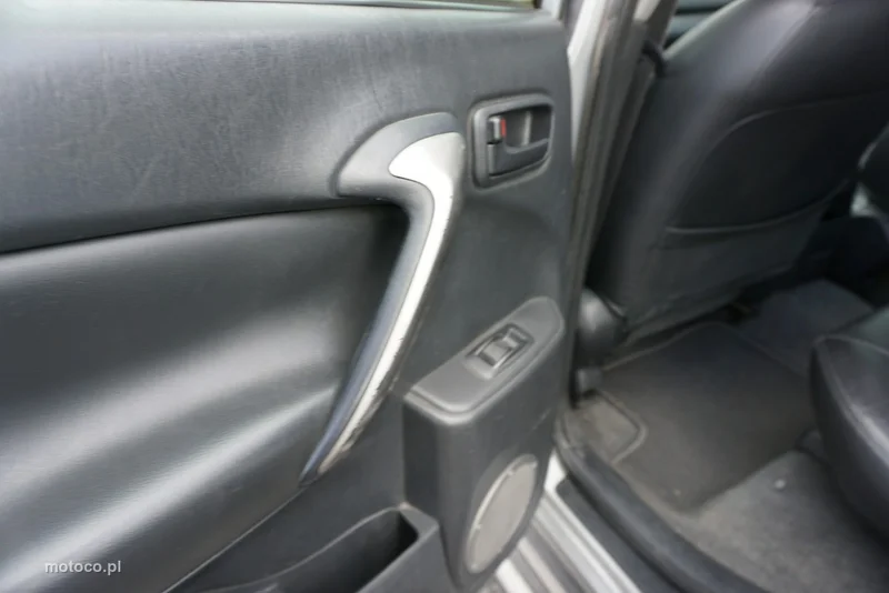 Toyota RAV 4 XA20 11
