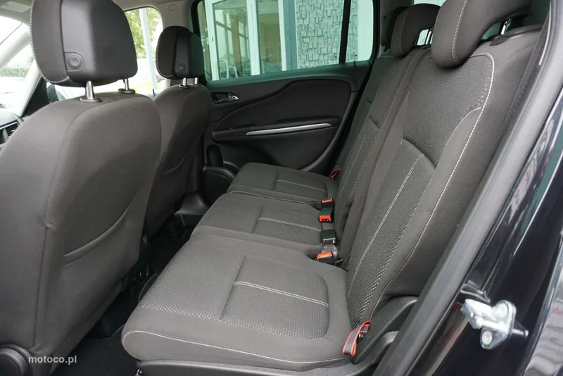 Opel Zafira C Tourer 12