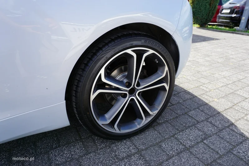 Opel Astra GTC 10
