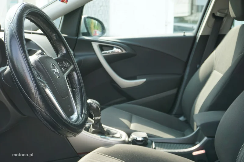 Opel Astra J 9