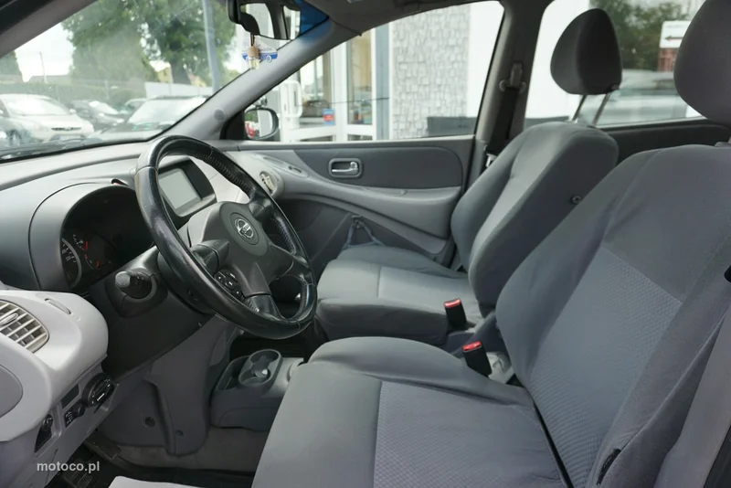 Nissan Almera Tino 10