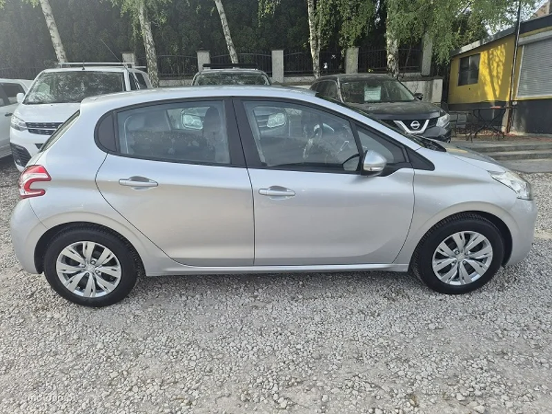 Peugeot 208 8